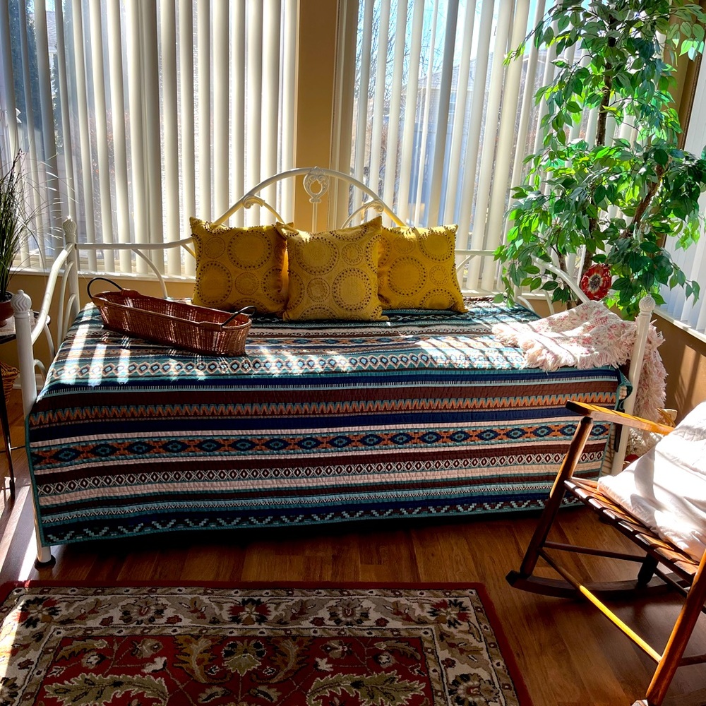 Perfect Daybed Cover with one pillow